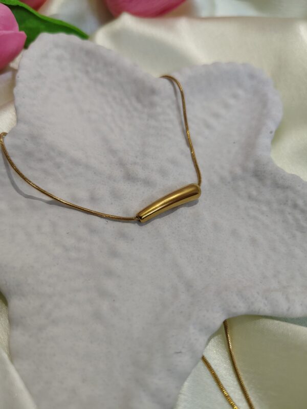 korean style golden necklace minimalist curved bar edition