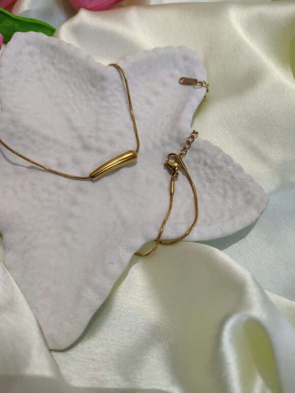 korean style golden necklace minimalist curved bar edition