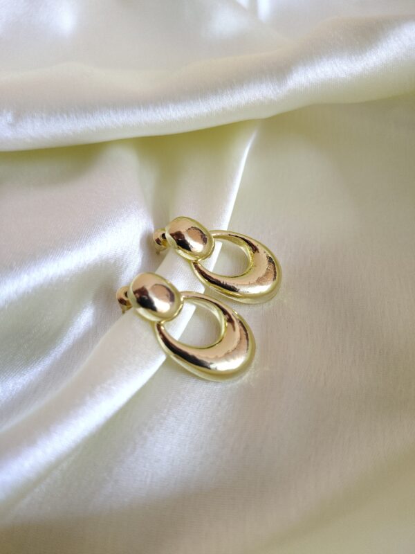 vintage inspired polished gold oval drop earrings