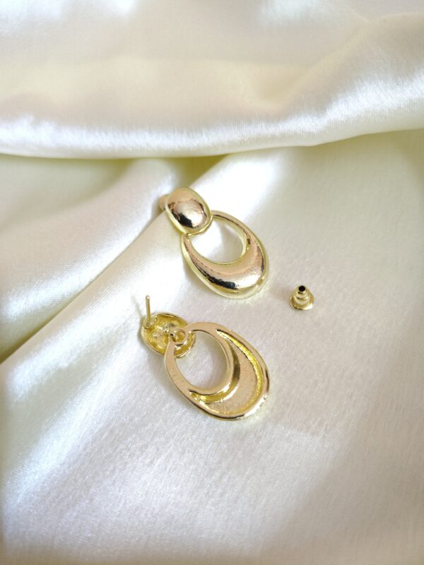 vintage inspired polished gold oval drop earrings