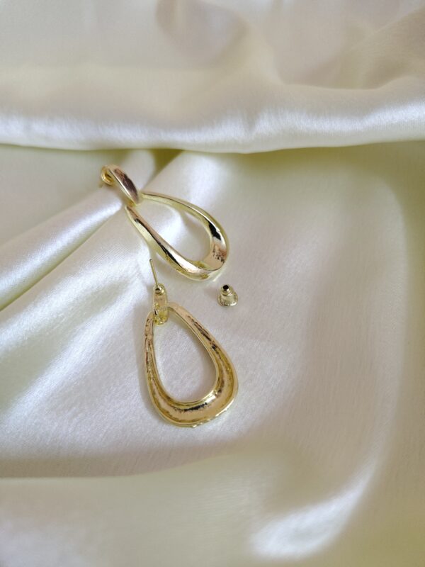 vintage inspired polished gold oval drop earrings (copy)